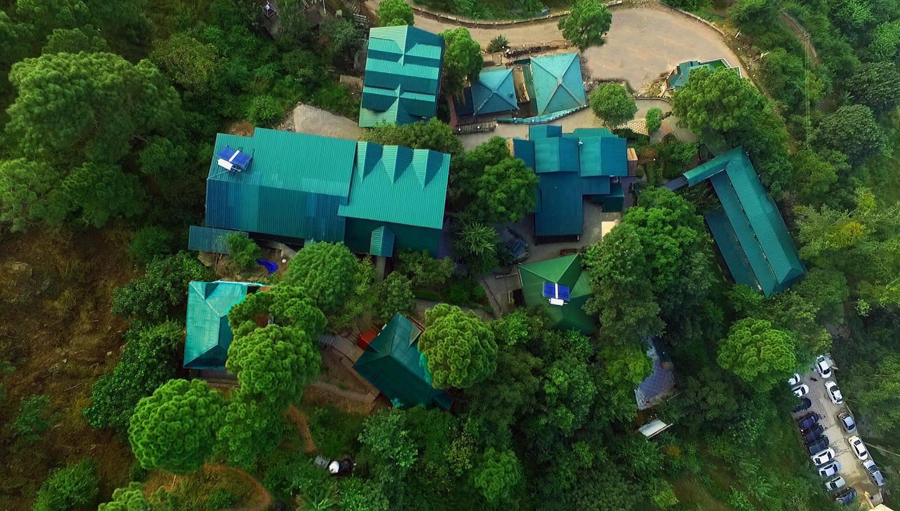 Winnies Holiday Inn Касаули Екстериор снимка